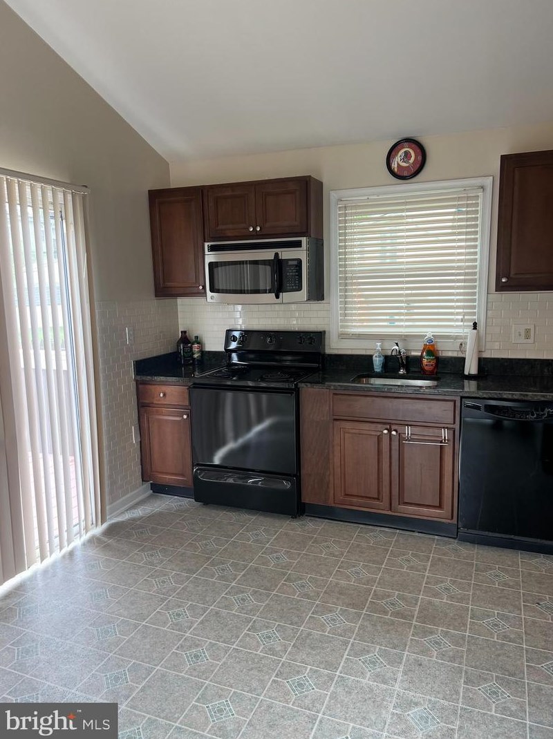 9511 Dalmatia Dr, Clinton MD  20735-4404 exterior