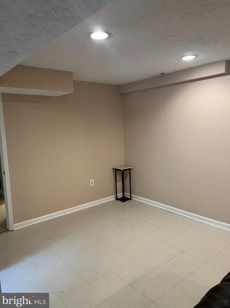 9511 Dalmatia Dr, Clinton MD  20735-4404 exterior