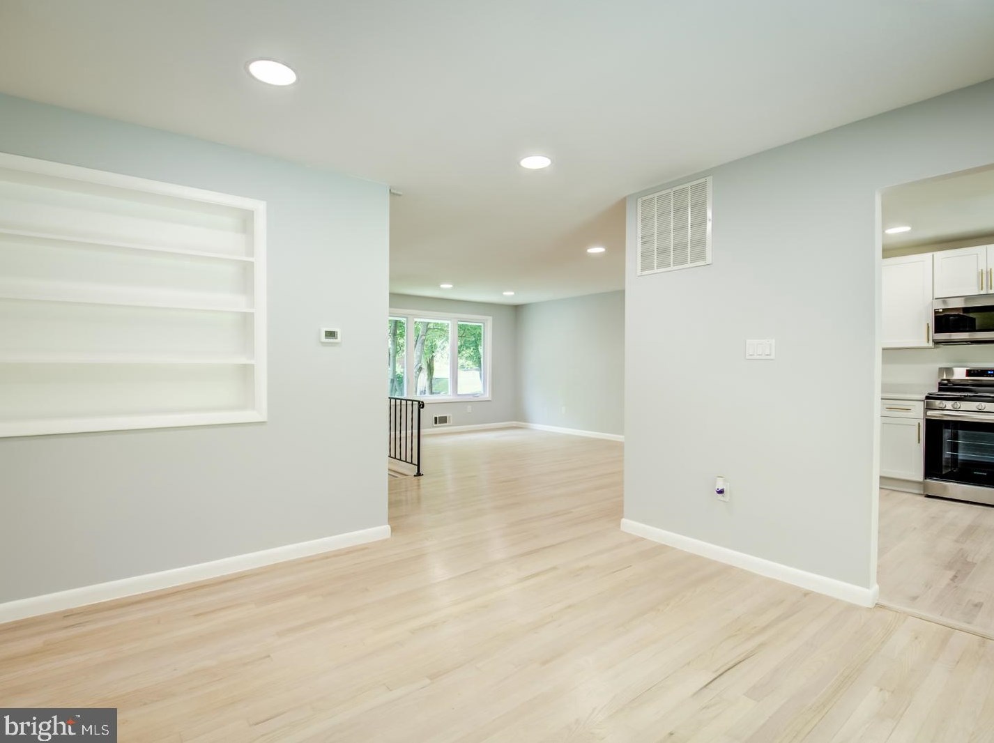 9214 Rolling Vw Dr, Lanham MD 20706-2458 exterior