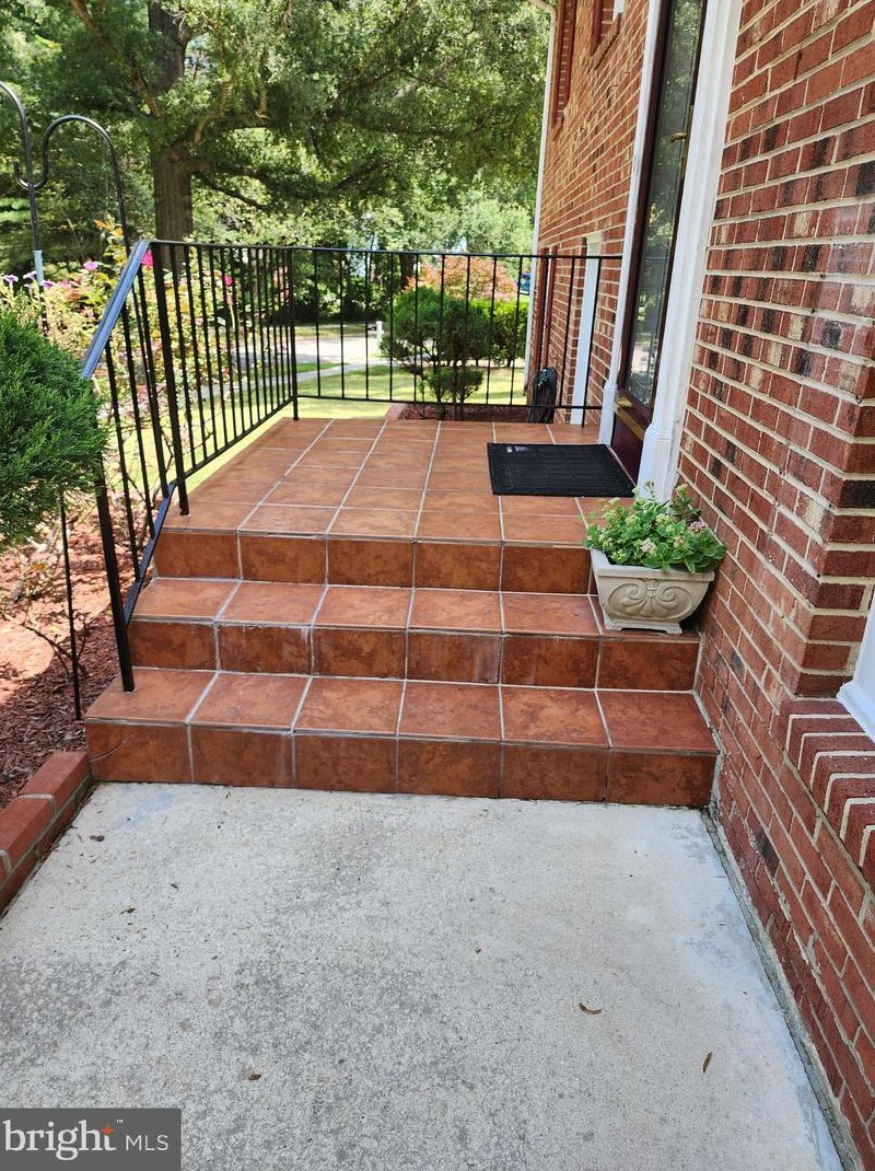 9507 Dalmatia Dr, Clinton MD  20735-4404 exterior