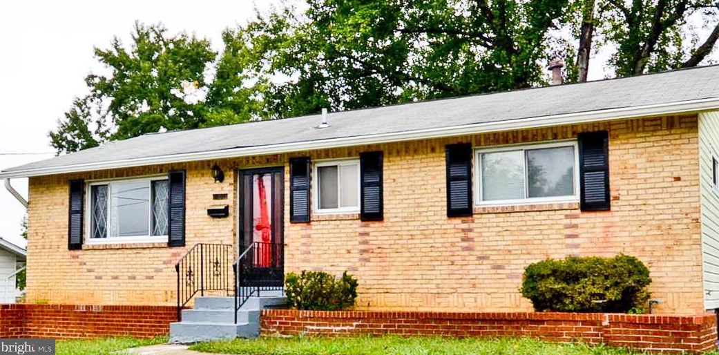 6904 Drylog St, Capitol Heights MD  20743-2403 exterior