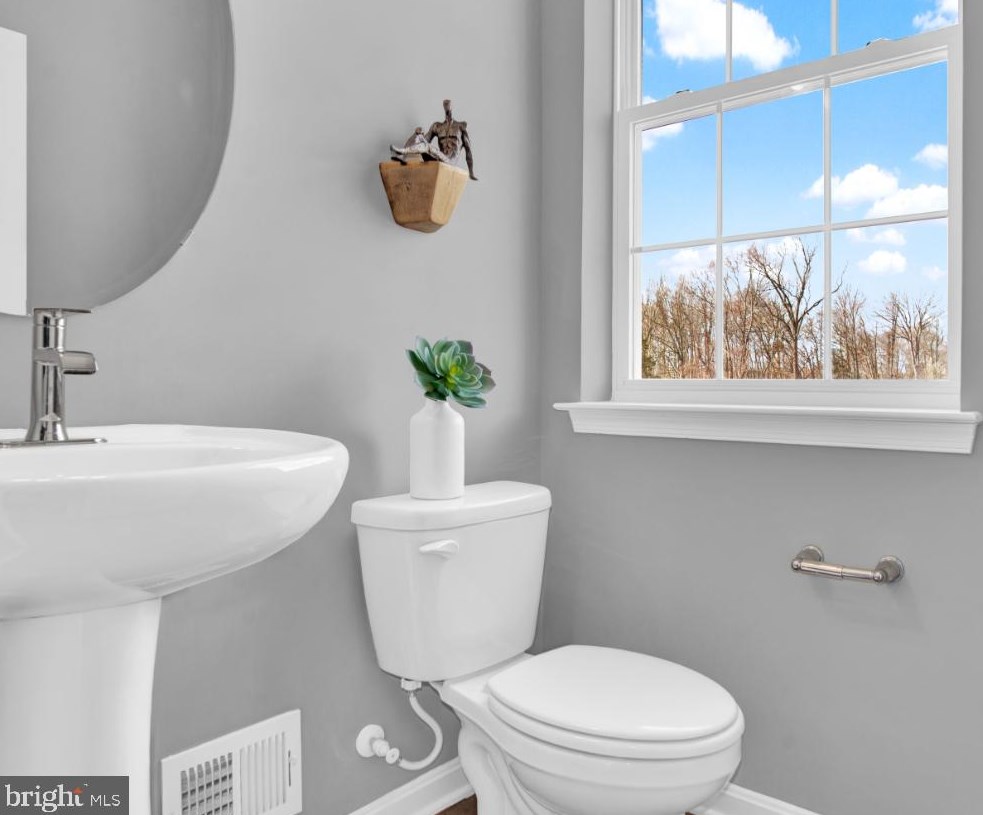 8754 Mimosa Ave, Clinton MD 20735-2647 exterior