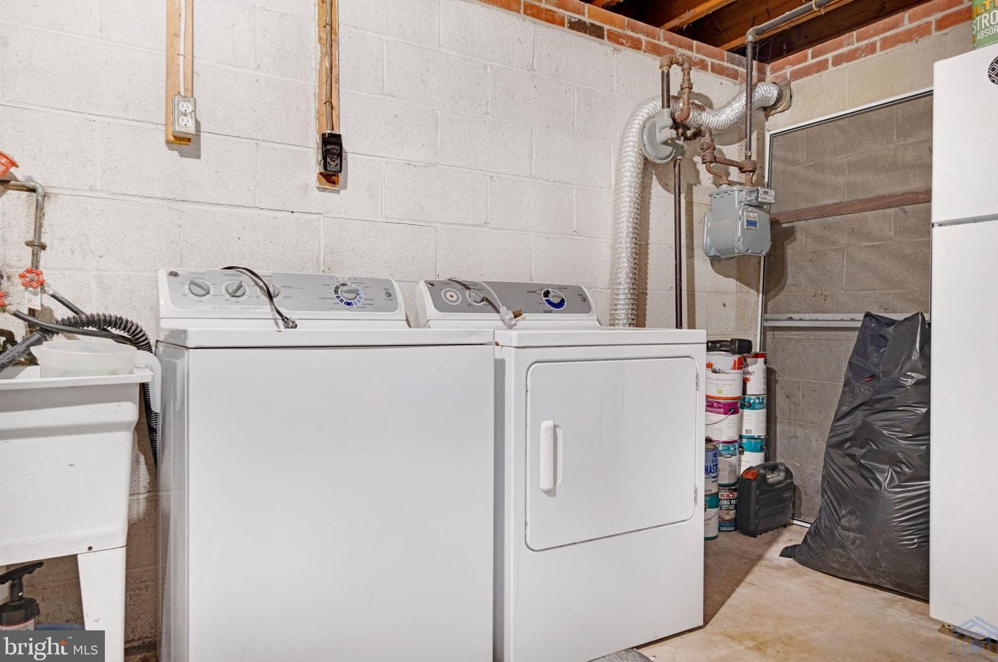 6815 Drylog St, Capitol Heights MD 20743-2401 exterior