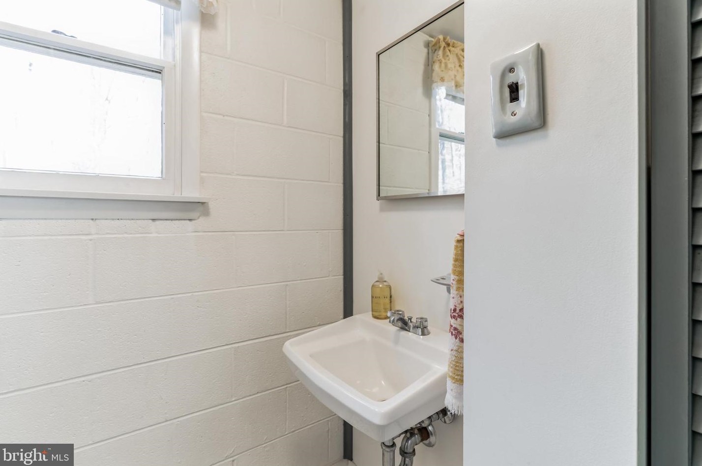 8006 Holly Ln, Clinton MD  20735-3129 exterior