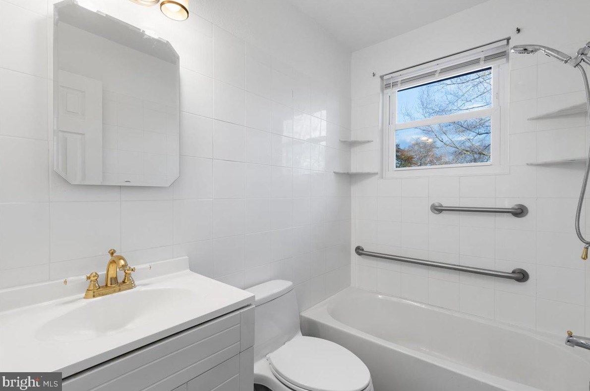 9102 Cheltenham Ave, Clinton MD  20735-2805 exterior