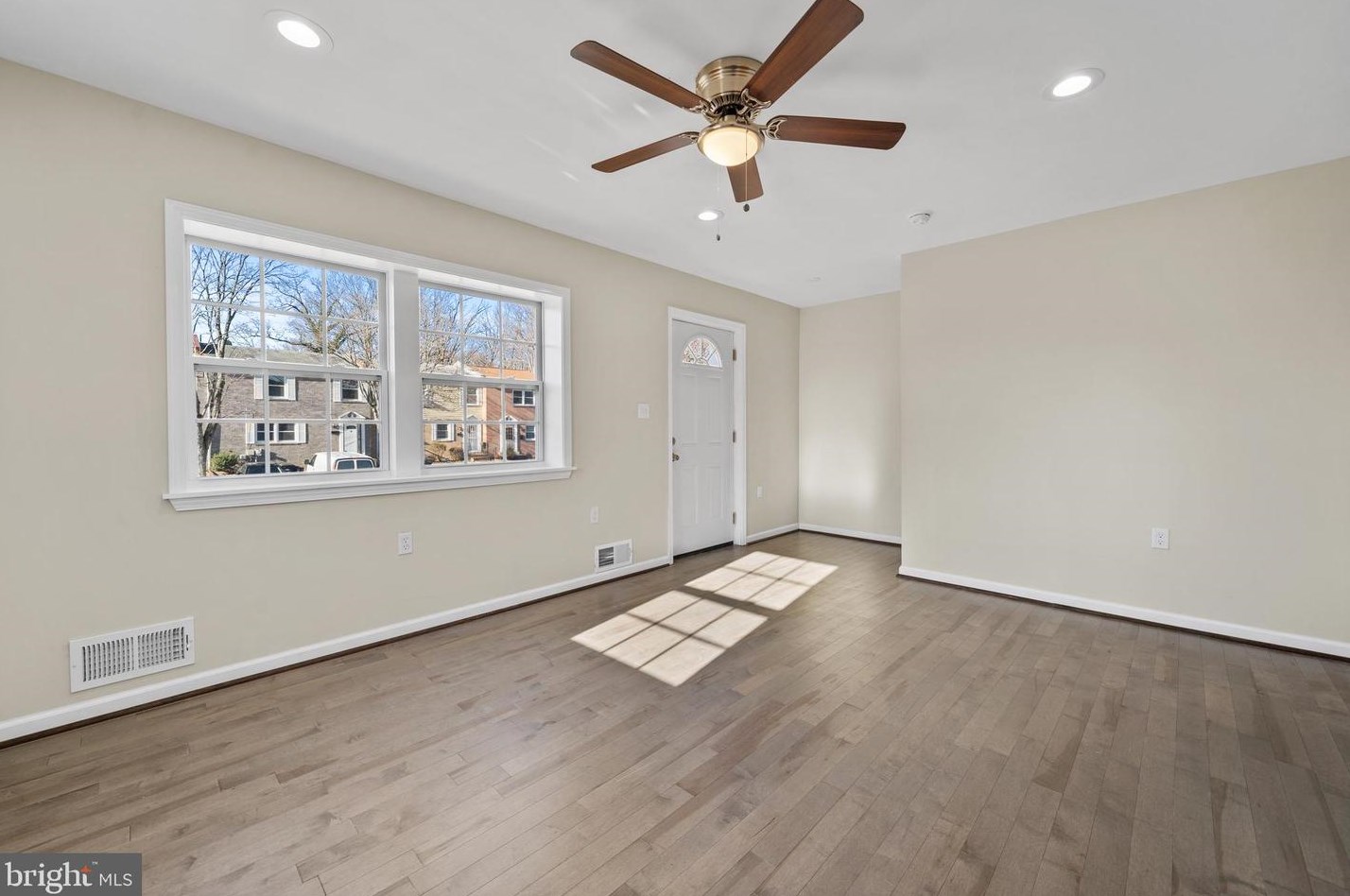 5610 Rollins Ln, Capitol Heights, MD 20743-5549