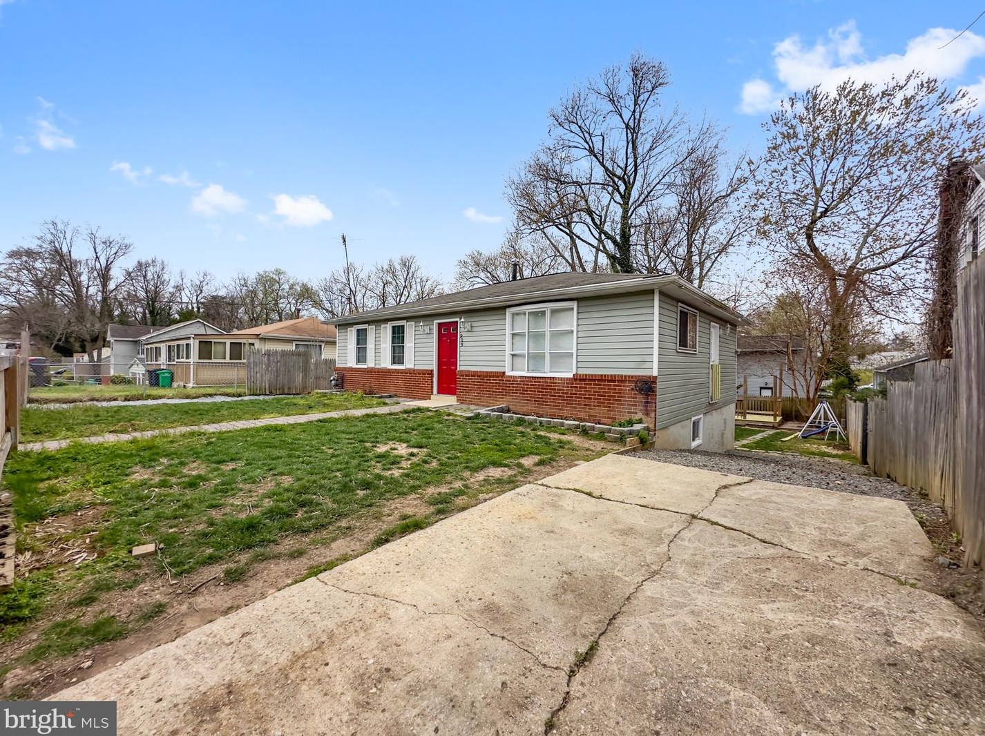 909 Glacier Ave, Capitol Heights, MD 20743-3906