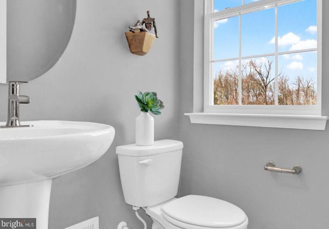 8831 Mimosa Ave, Clinton MD 20735-2648 exterior