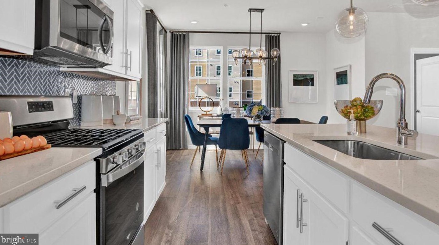 8831 Mimosa Ave, Clinton MD 20735-2648 exterior