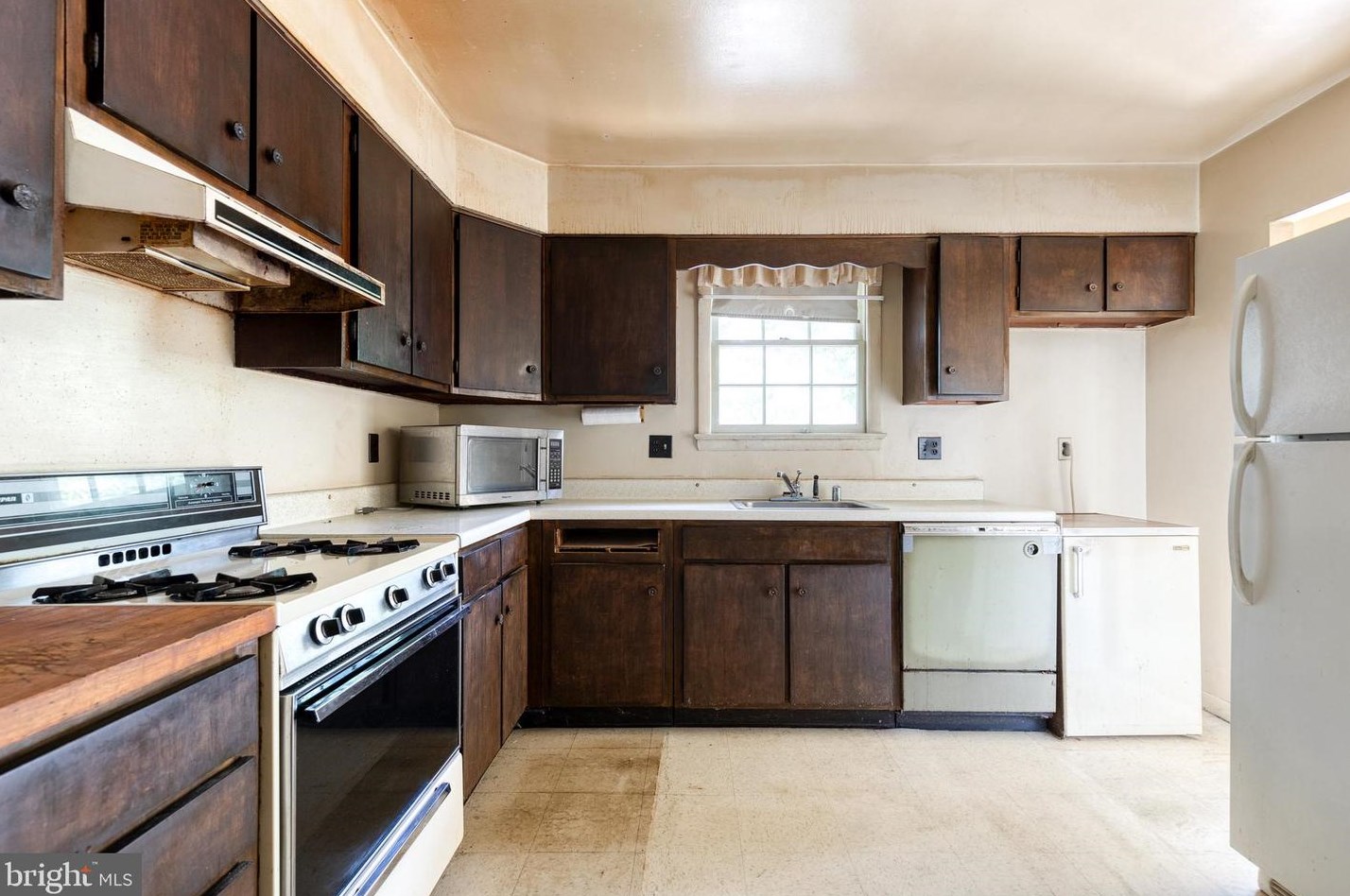 6117 Armor Dr, Clinton MD  20735-3411 exterior