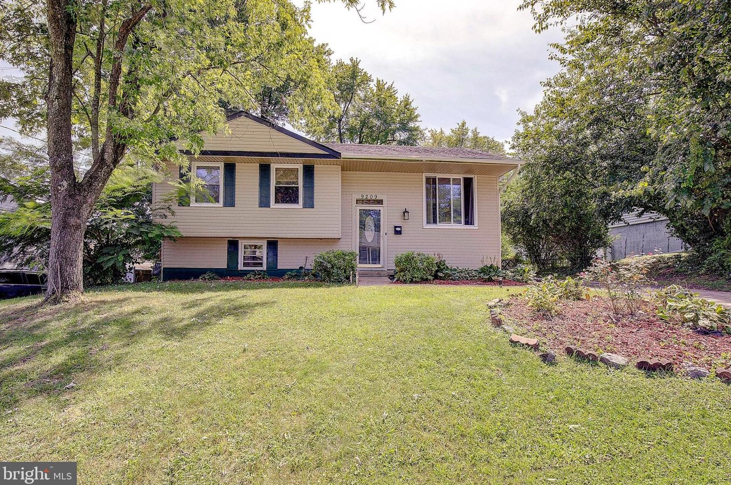 9209 Roxanne Dr, Lanham, MD 20706