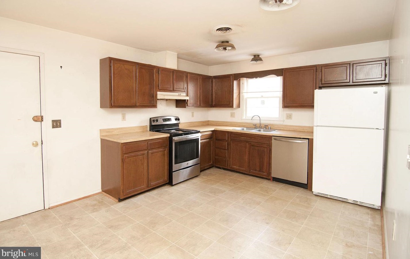 23 Alexandria Dr, Oxon Hill, MD 20745-1002