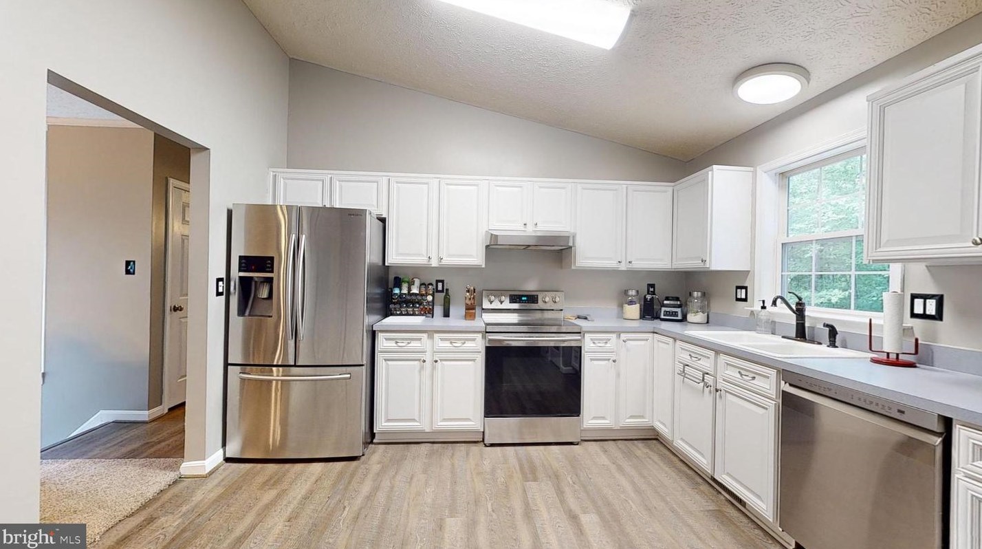 35696 Army Navy Dr, Mechanicsville, MD 20659-2931