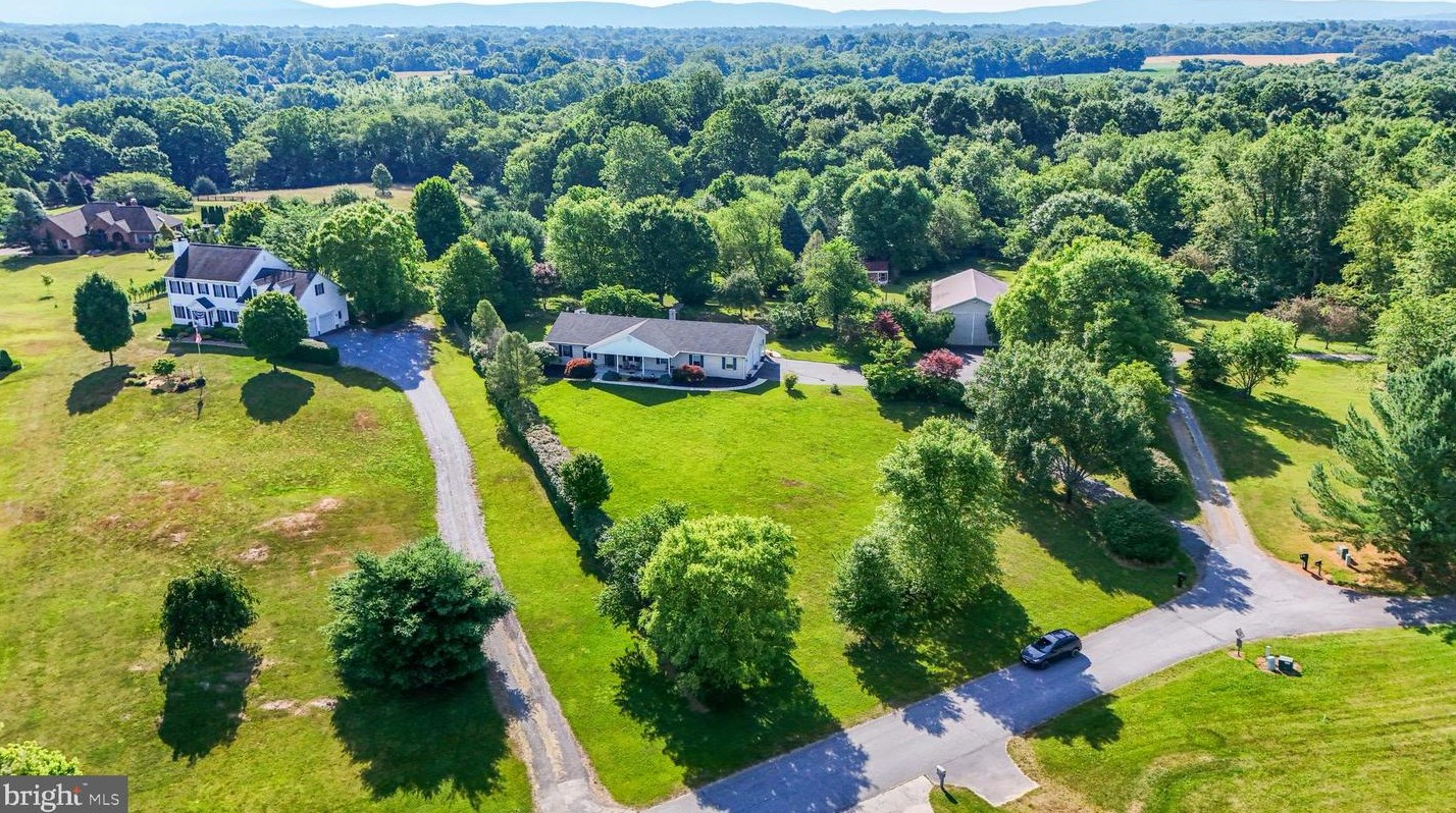 8017 Lake Dr, Fairplay, MD 21733