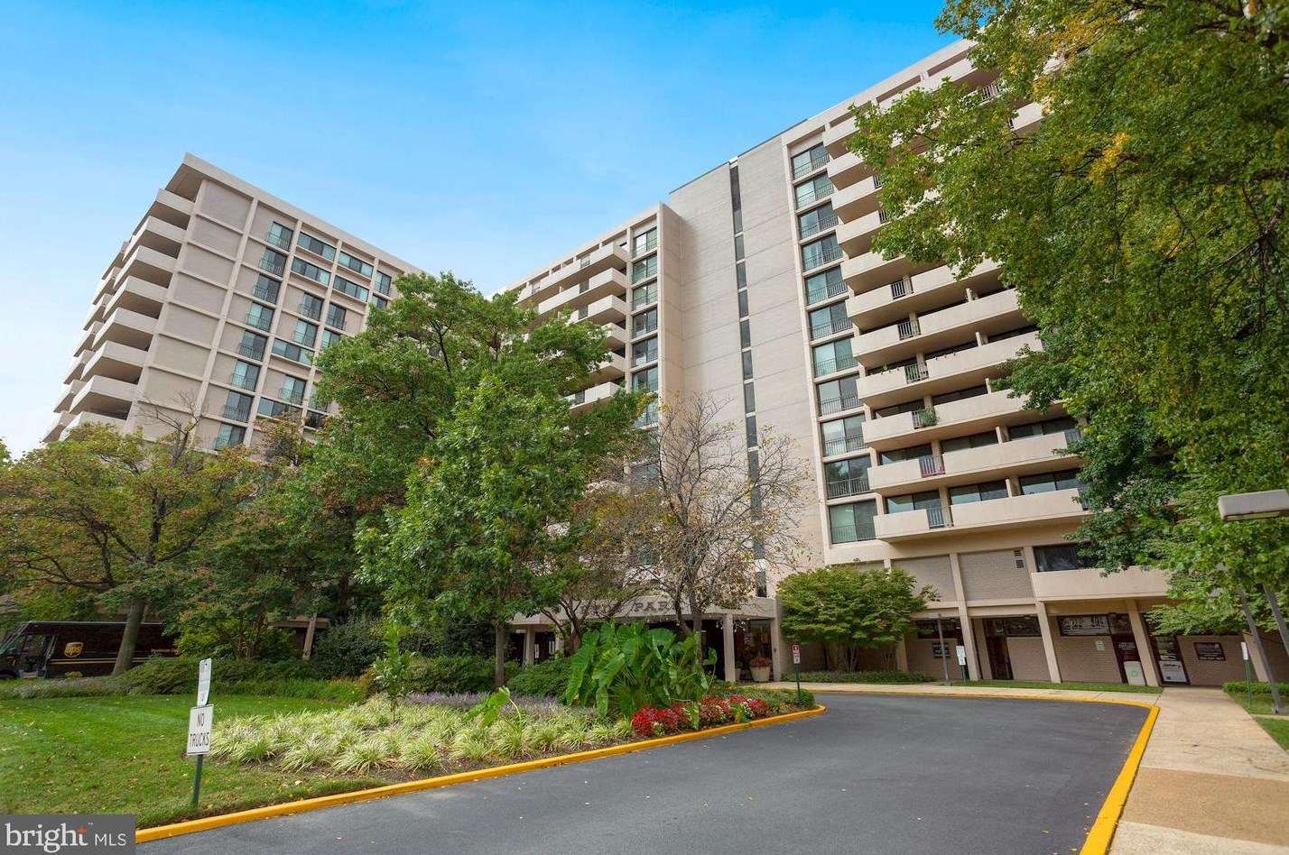 4141 Henderson Rd, Arlington, VA 22203-2452