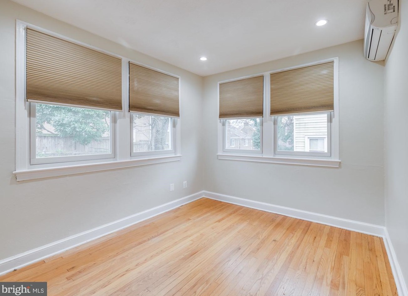 1509 Rhodes St, Arlington, VA 22209-2924