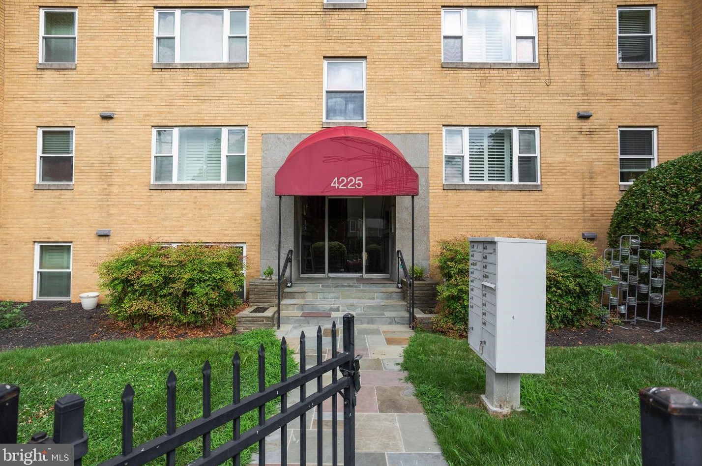 4225 Henderson Rd, Arlington, VA 22203-2451