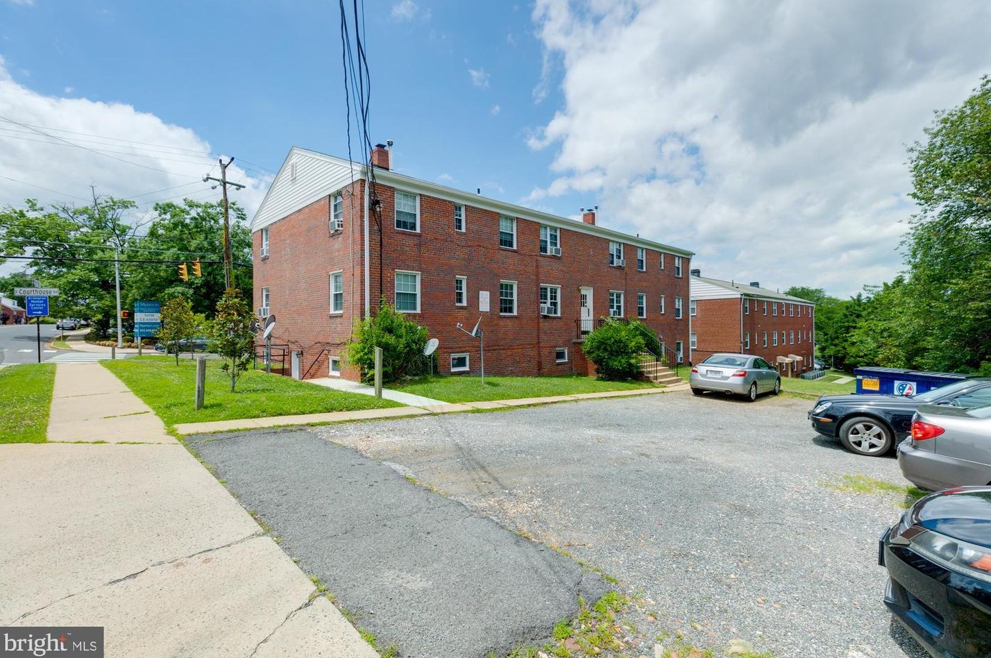 133 Courthouse Rd, Arlington, VA 22204-1906