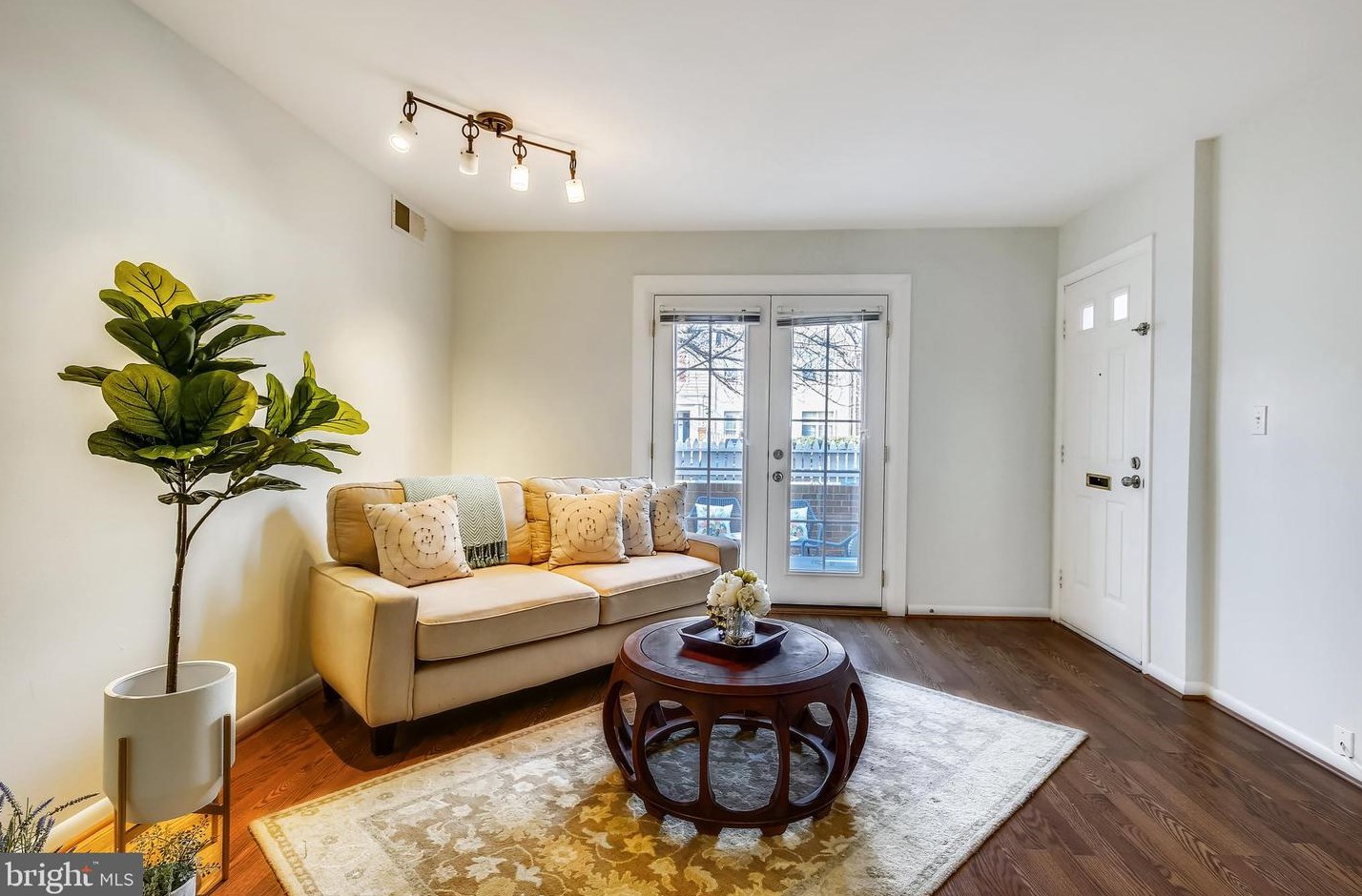 2641 Walter Reed Dr, Arlington, VA 22206-1233