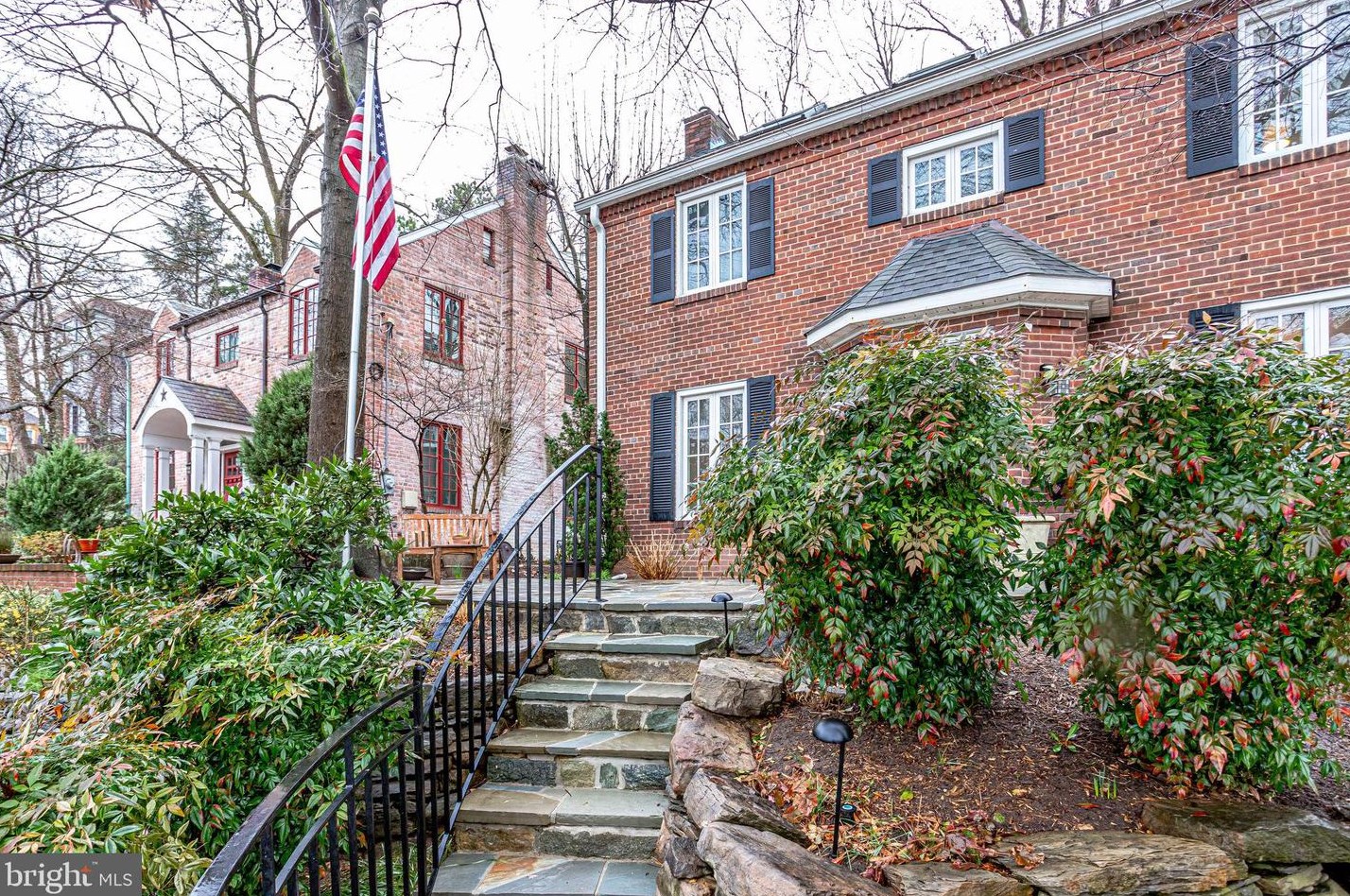 1818 Lynn St, Arlington, VA 22209-2007