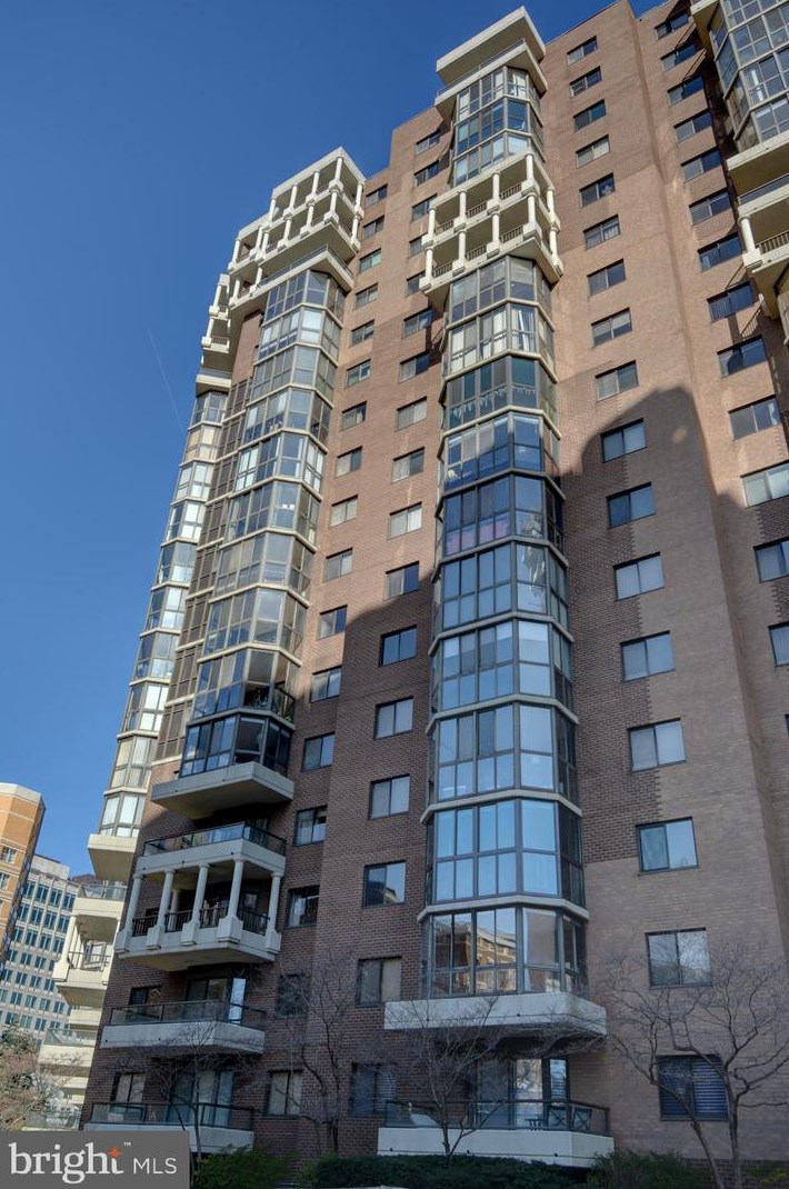 1600 Oak St, Arlington VA  22209-2751 exterior