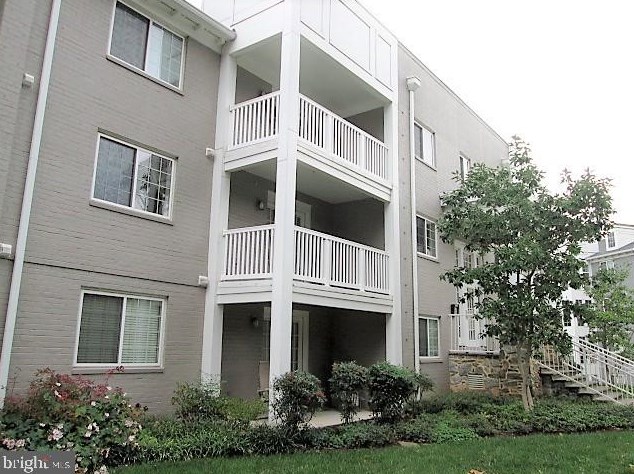 4063 S Four Mile Run Dr #301, Arlington, VA 22204