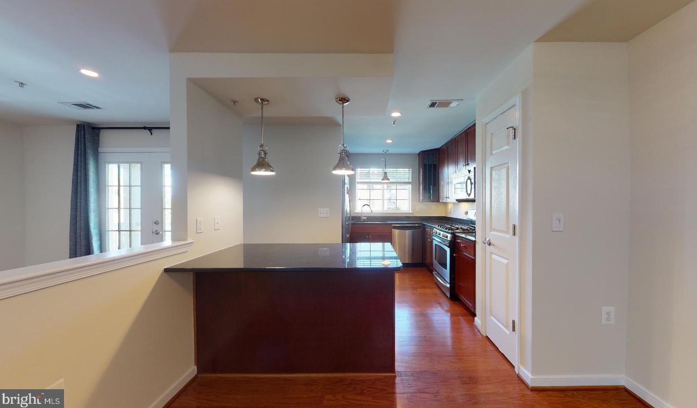 4067 S Four Mile Run Dr Unit 404, Arlington, VA 22204