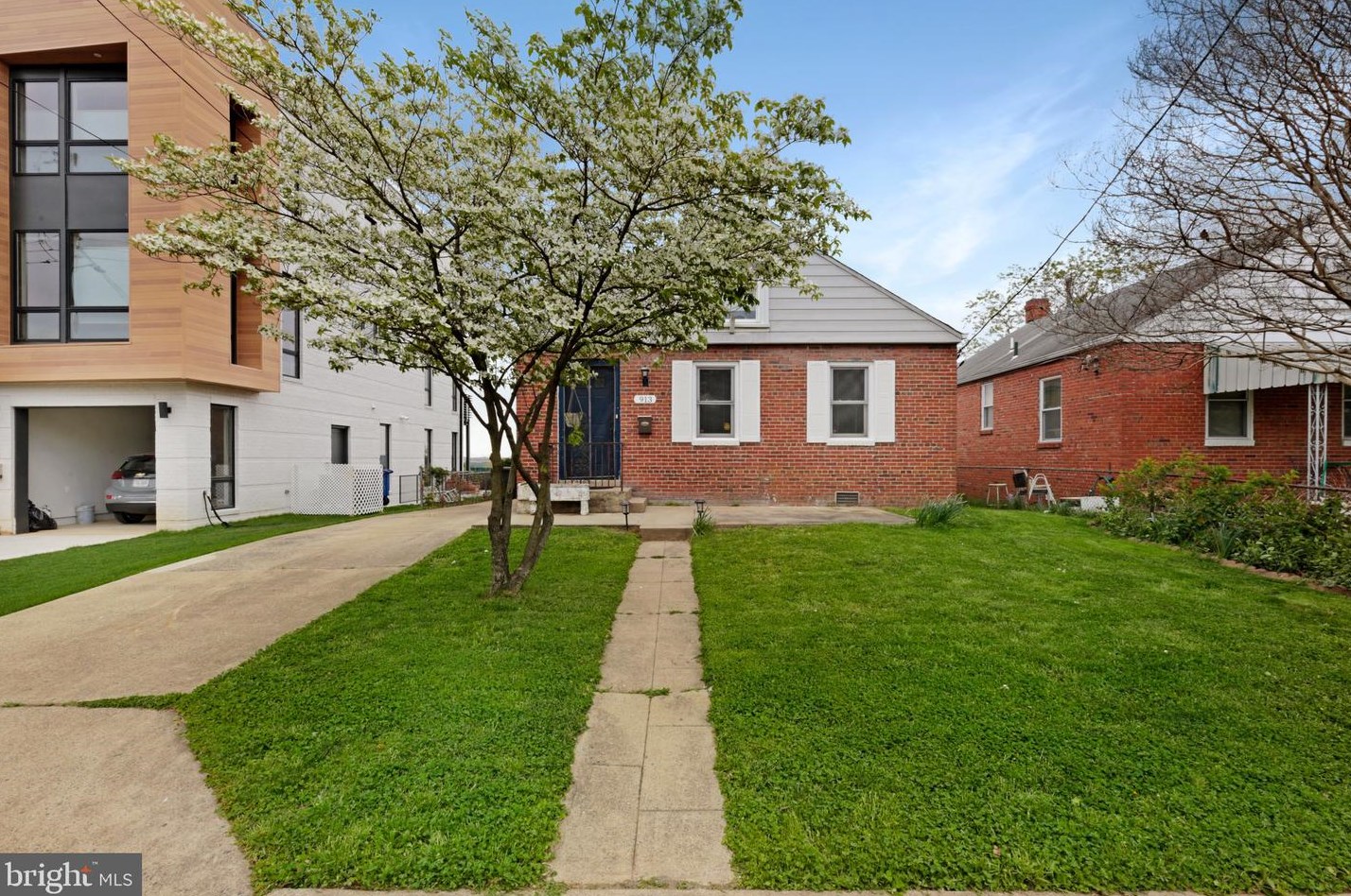 913 Oak St, Arlington VA  22204-4511 exterior