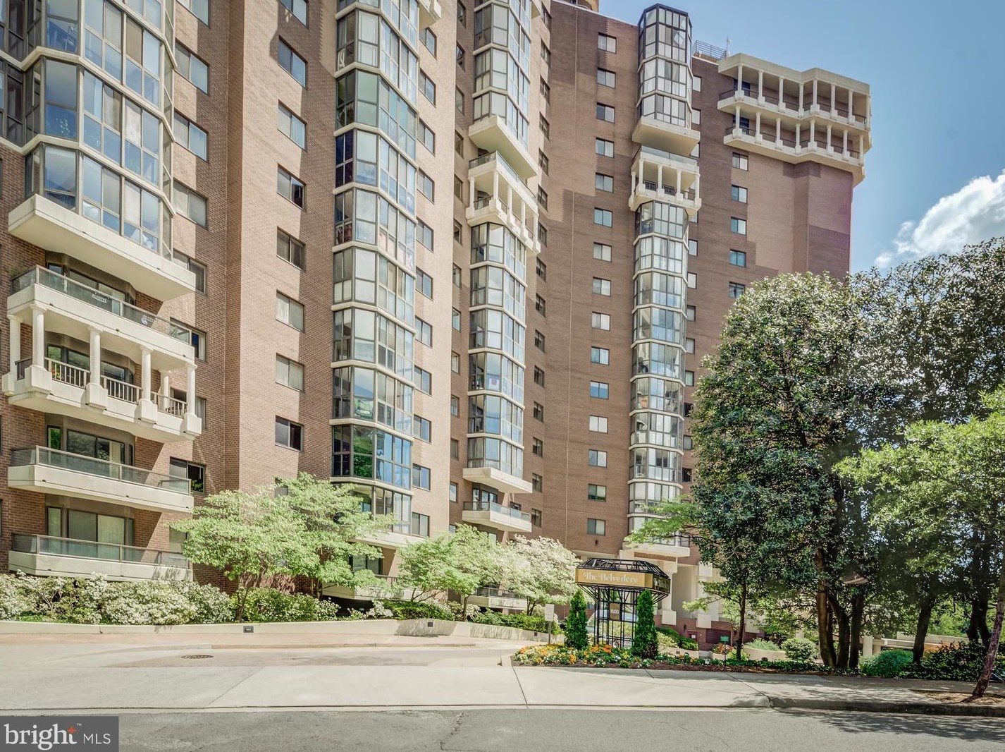 1600 Oak St, Arlington VA  22209-2751 exterior