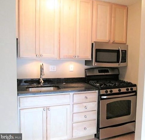 1301 S Arlington Ridge Rd #103, Arlington, VA 22202