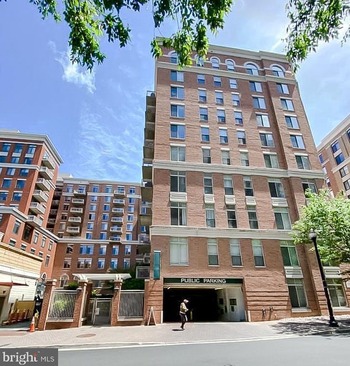 1205 N Garfield St #811, Arlington, VA 22201