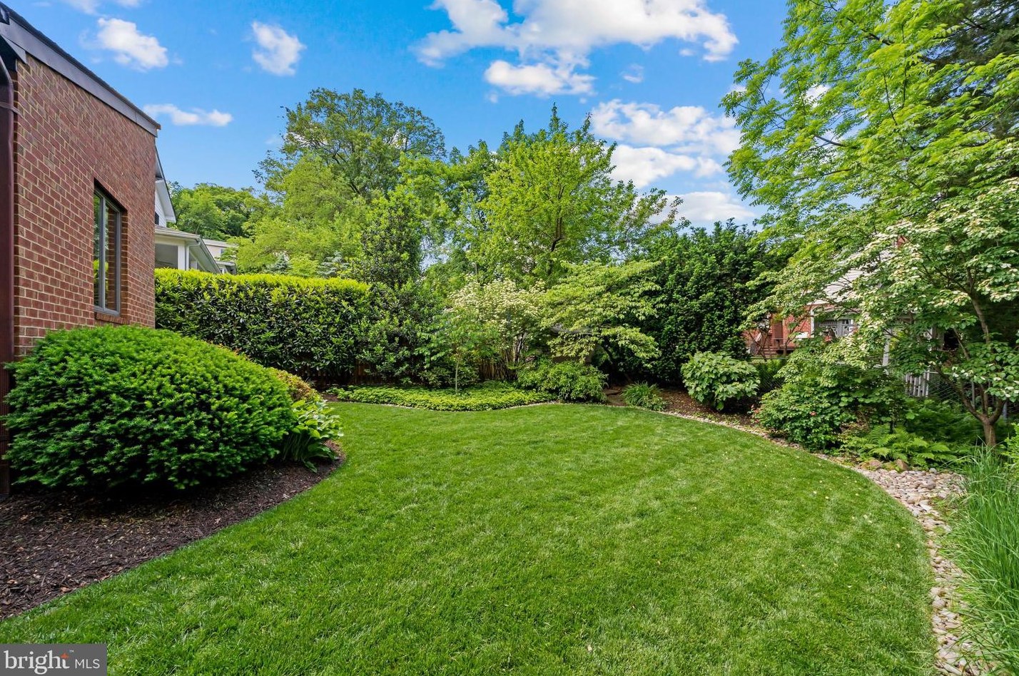 1028 Livingston St, Arlington, VA 22205-1425