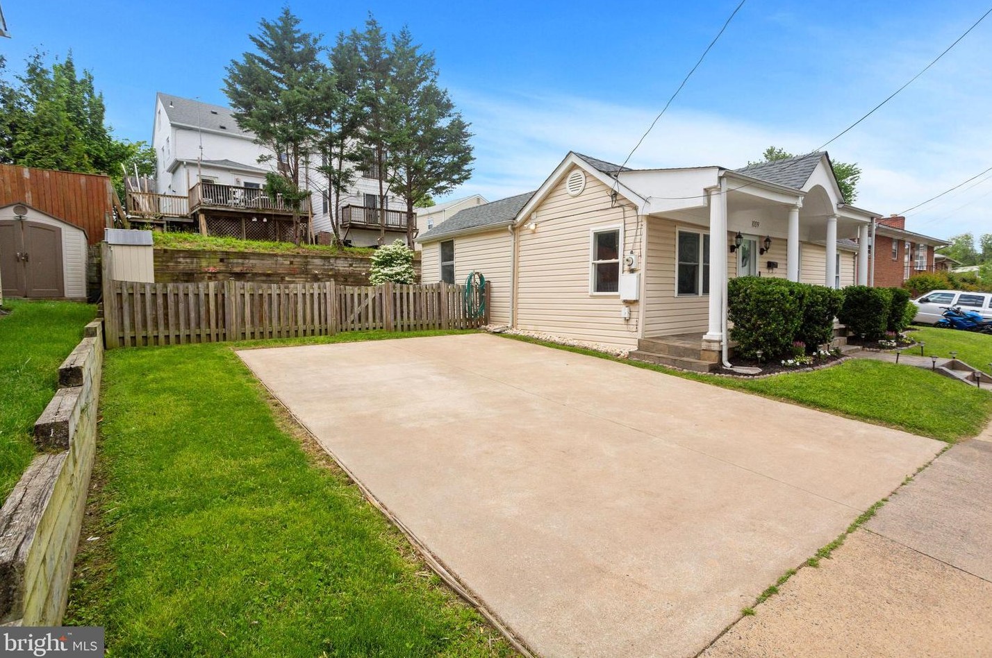 1009 Queen St, Arlington, VA 22204-4732