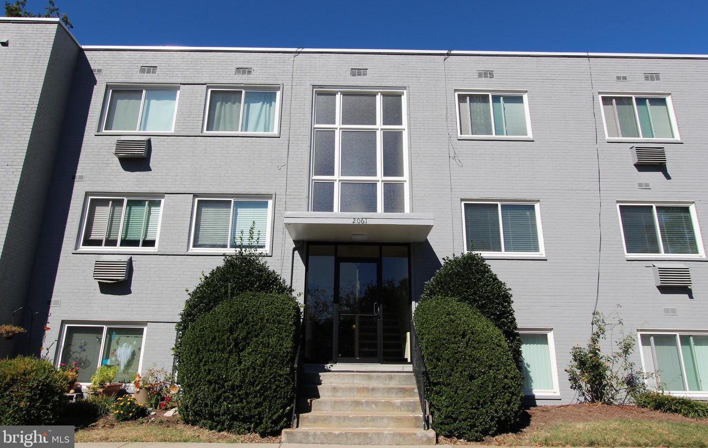 2061 N Woodstock St #202, Arlington, VA 22207