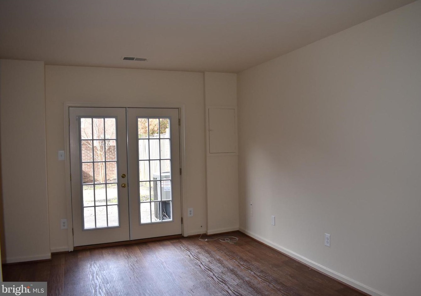 2419 9th St S, Arlington, VA 22201