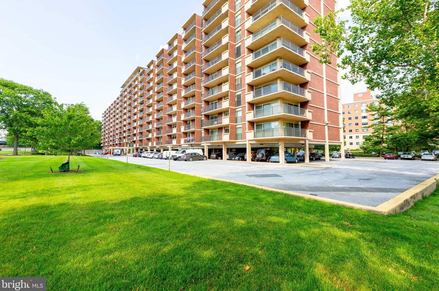 1300 Army Navy Dr, Arlington VA  22202-2054 exterior