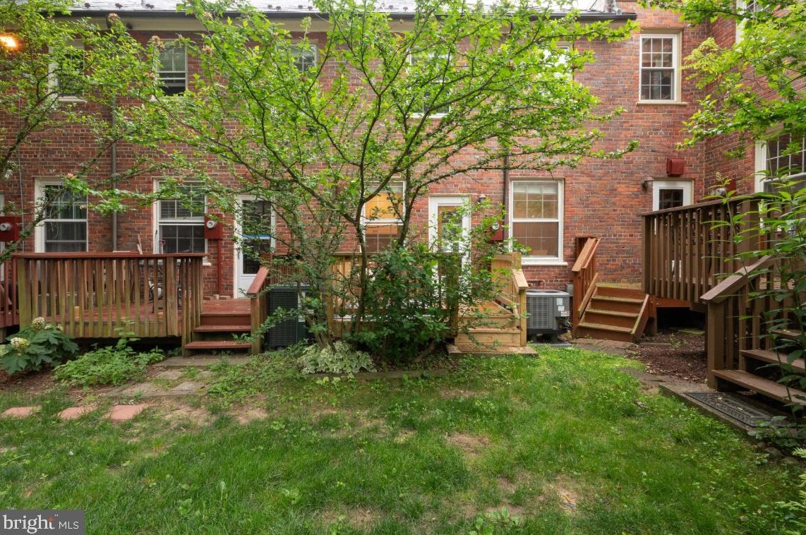 1401 Edgewood St, Arlington VA  22204-4952 exterior