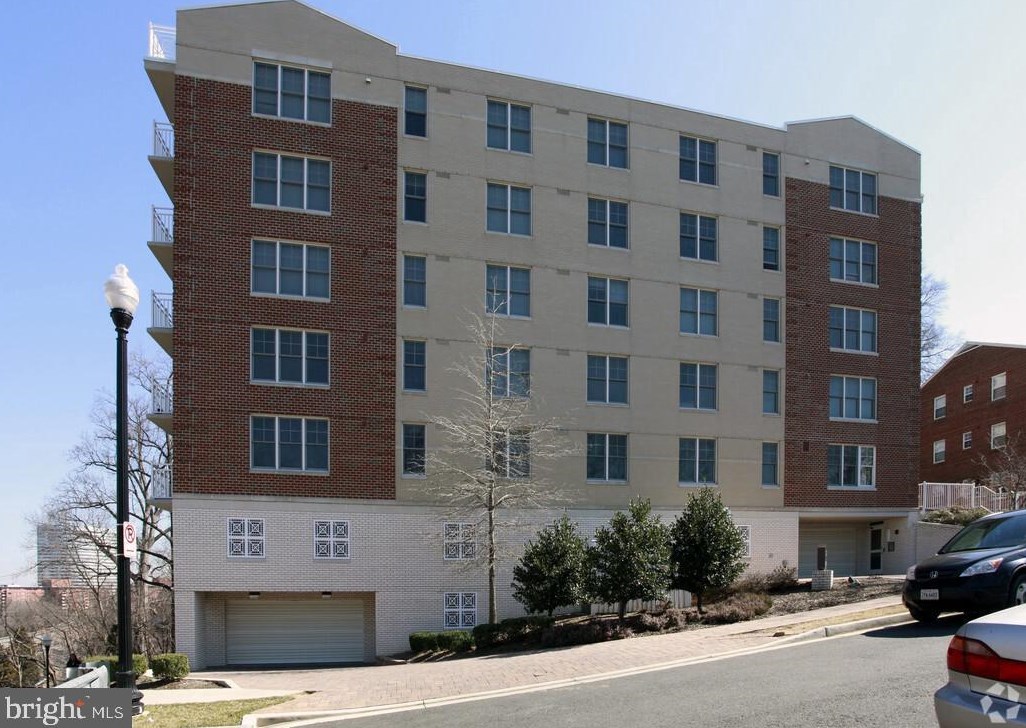 1325 N Pierce St #402, Arlington, VA 22209