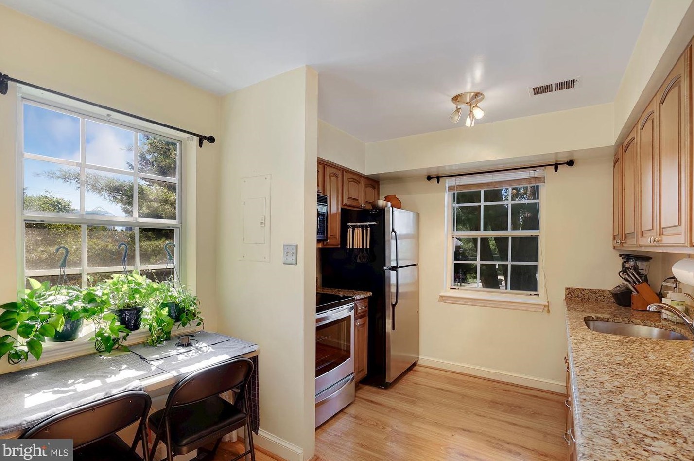 2102 N Scott St #111, Arlington, VA 22209