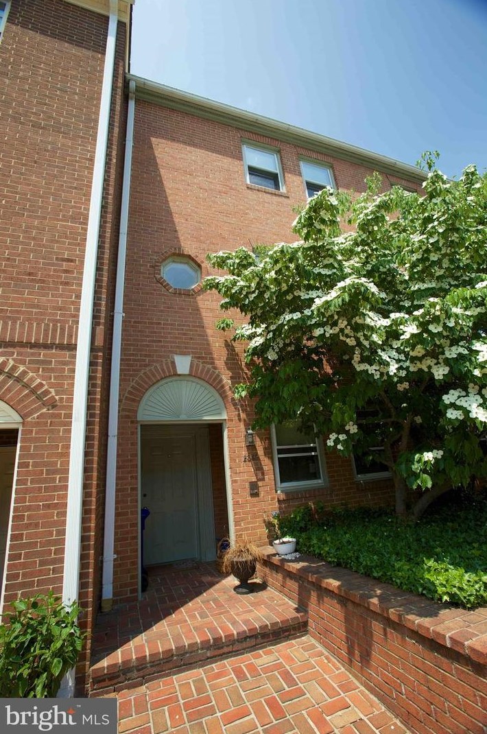 2345 9th St S, Arlington, VA 22201