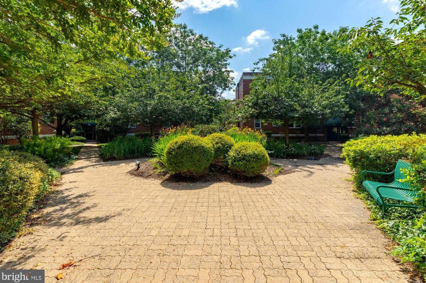 26 Old Glebe Rd, Arlington VA  22204-1744 exterior