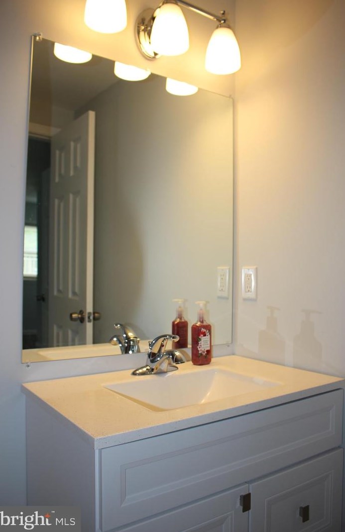 1909 Dinwiddie St, Arlington VA  22206-1033 exterior