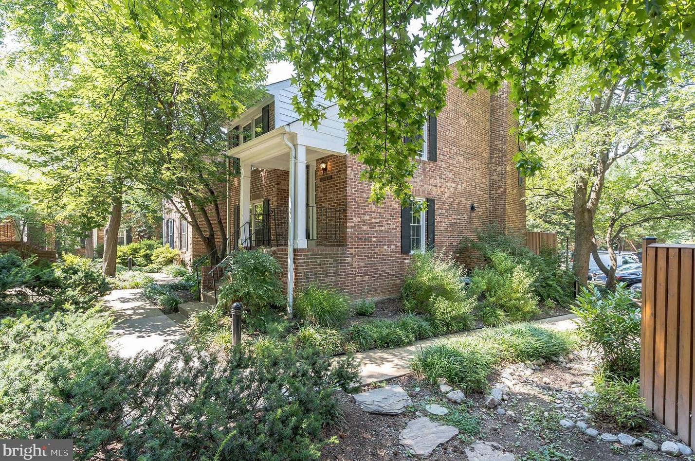 2450 Walter Reed Dr, Arlington VA  22206-1164 exterior