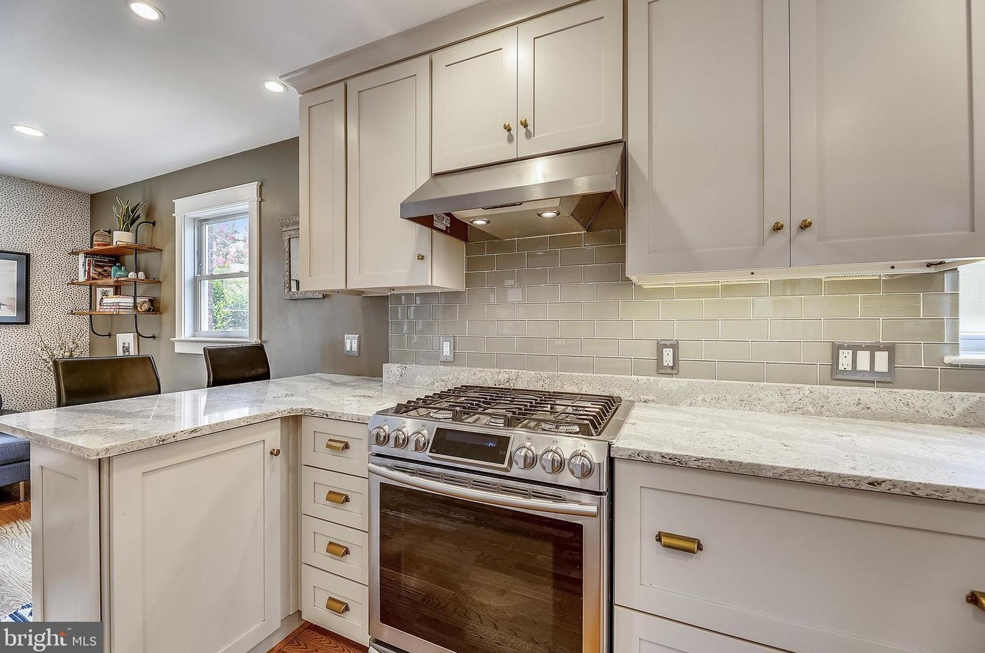 817 Barton St, Arlington, VA 22204-2142