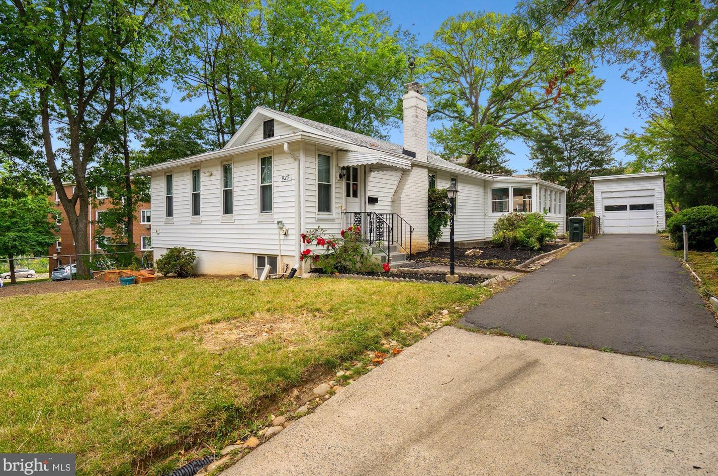 927 Barton St, Arlington, VA 22204-2195