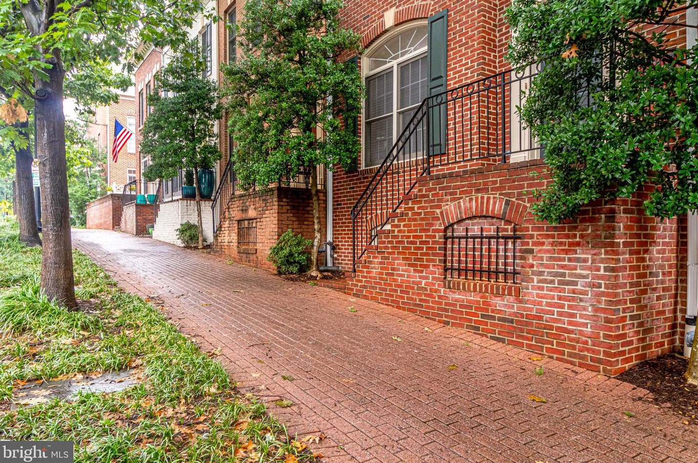1323 Barton St, Arlington VA  22201-2708 exterior