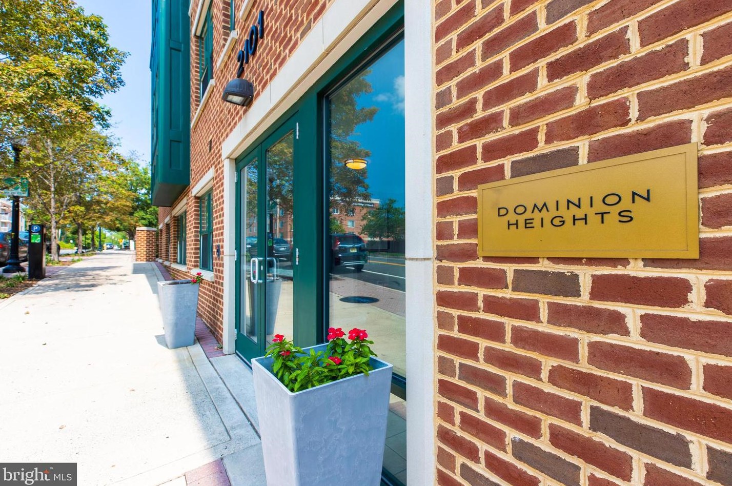 2101 Monroe St, Arlington VA  22207-3872 exterior