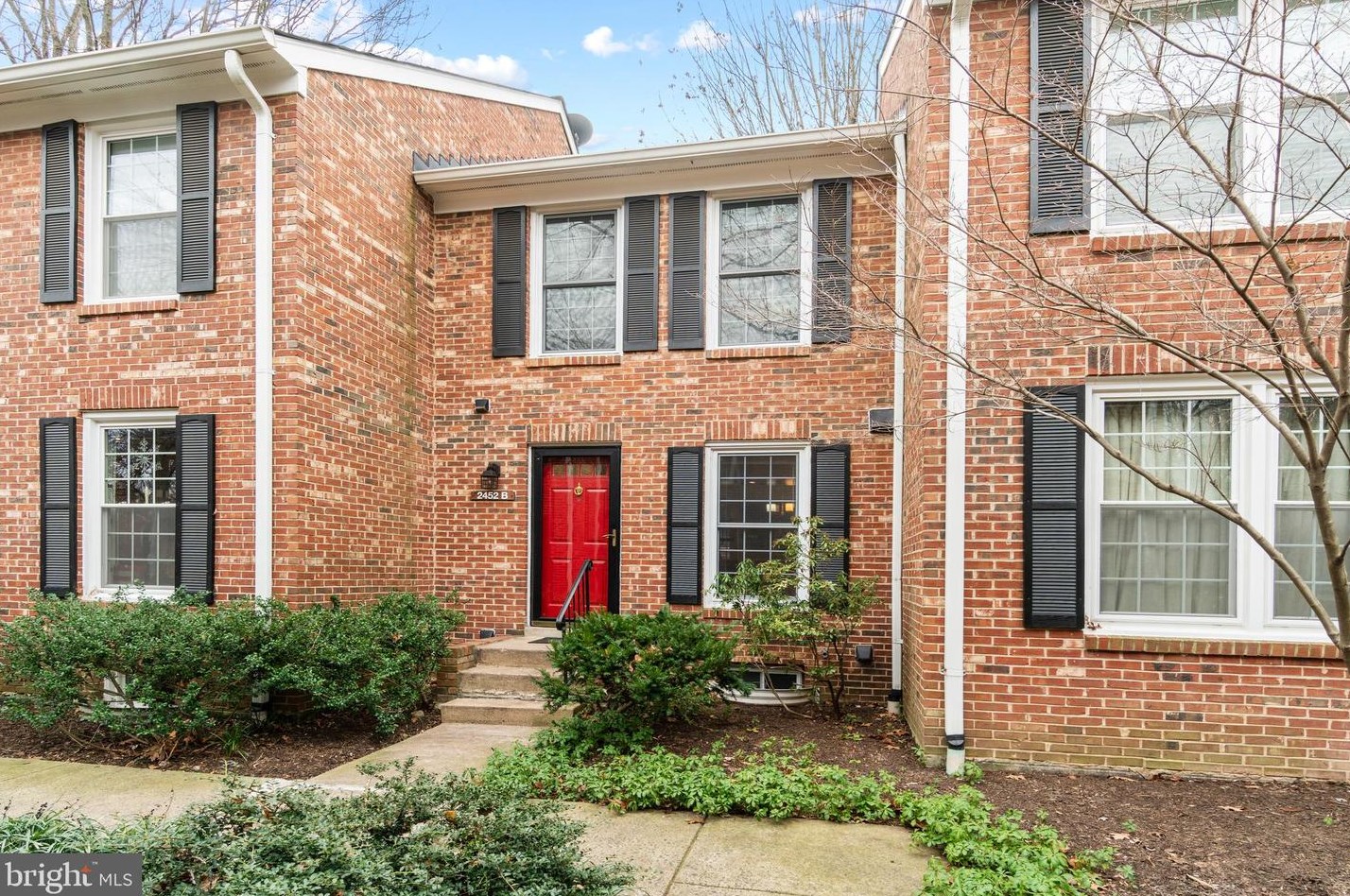 2452 Walter Reed Dr, Arlington, VA 22206-1164