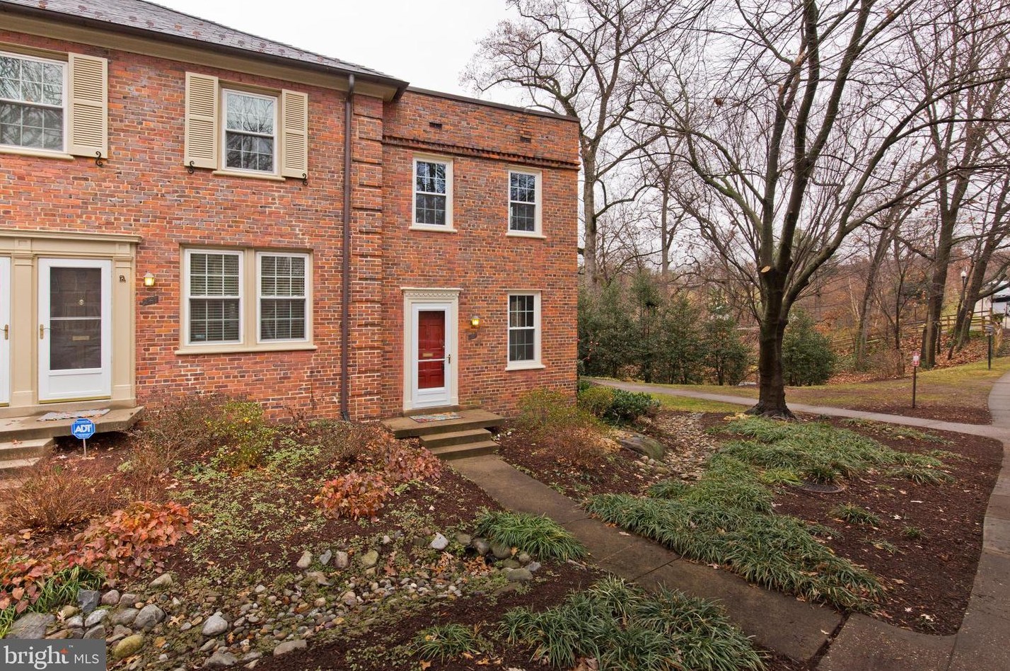 1401 Barton St, Arlington, VA 22204-4841