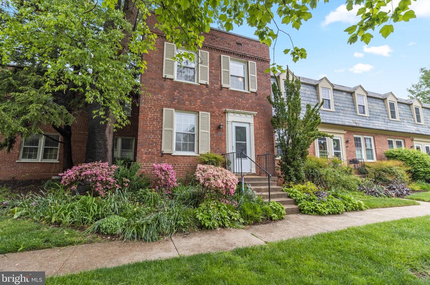 1021 Barton St, Arlington, VA 22204-0811
